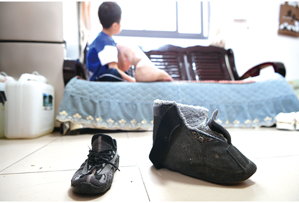 日夜受折磨的坚强小男孩，渴望一个可以正常行走的明天