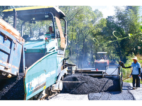 浏青公路启动沥青混凝土摊铺 竣工通车进入倒计时