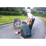 老人小区摔倒，物业人员专业施救