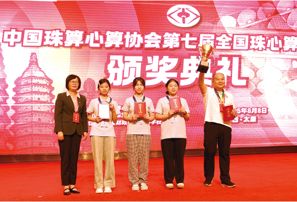 浏阳“神算子”潘钰莹创下闪电算全国纪录