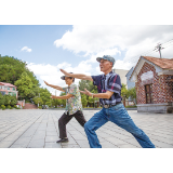 铁骨铮铮展绝技，八旬老兵“一字马”惊艳广场