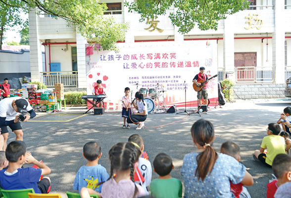 300名在职党员进社区，集体“亮身份 践承诺 强服务”
