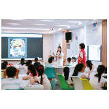 美术老师用画笔为孩子描绘多彩假期