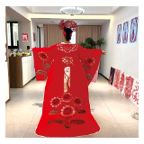 家中举办手工作品展，身穿3米剪纸长袍走秀惊艳邻里