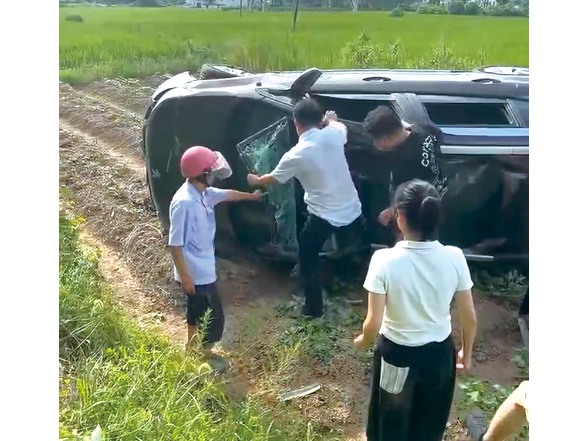 游客车辆意外侧翻，路过村干部紧急救援
