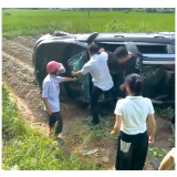 游客车辆意外侧翻，路过村干部紧急救援