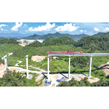 在群山间建一条绿色路发展路