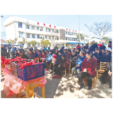 谨记“一定要回报社会”,连续五年给村里老人送年礼