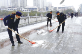 市城管执法局启动应急响应，保障市民出行安全