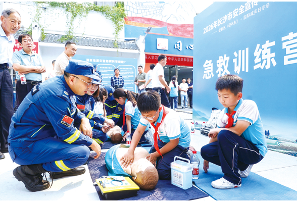 安全课堂搬到村民家门口