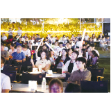 河畔晚风中把歌声献给这座城