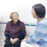 走路带风、爱凑热闹，洞阳这位百岁老人有点潮