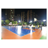 灯杆挪位 灯具升级 政东广场球场夜间更亮了