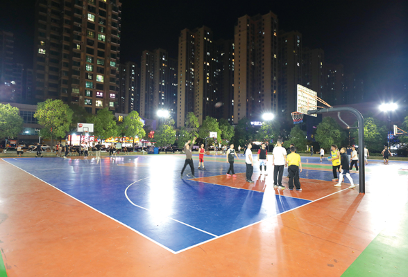 灯杆挪位 灯具升级 政东广场球场夜间更亮了