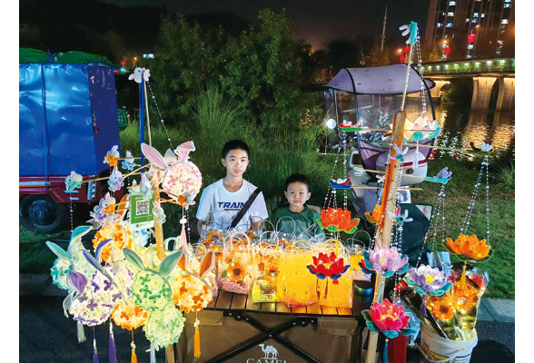 浏阳夜市里有个“练娃”手工摊