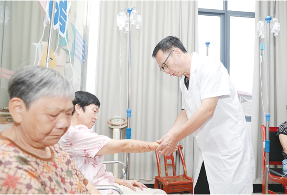 从母亲手中接过“接力棒”，用心守护乡邻健康