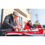 放下铁锤拿起毛笔，87岁老人写的对联村民排队要