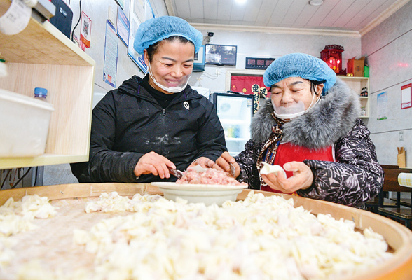 这一碗碗鲜饺馄饨里 有传承的手艺 有团圆的幸福