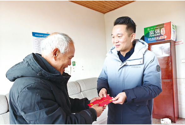 乡邻间的温情守望汇成一束温暖人心照亮前路的光