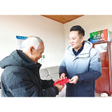 乡邻间的温情守望汇成一束温暖人心照亮前路的光