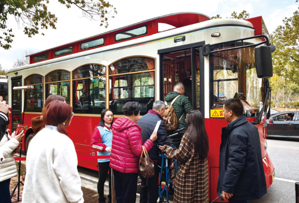 “烟花夜巴士”串起流动风景线