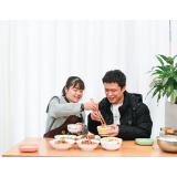 黑暗中摸索出光彩人生