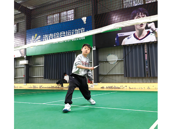 不迷屏幕只恋挥拍，寒假球馆里的“风”狂少年