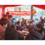 夜市摊主自办团年饭，烟火气里话温情