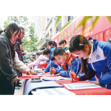人民路二小师生手写春联送市民