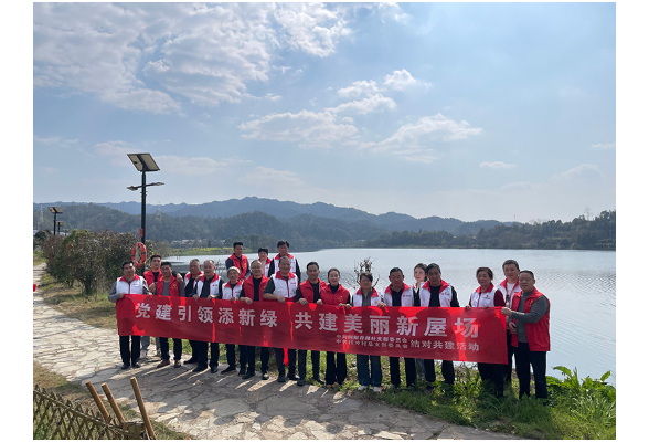 浏阳日报社党支部联合枨冲村党总支共植新苗