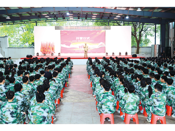 整体搬进“红色教育走廊”首批学员走进新课堂