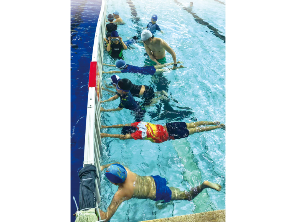 长兴湖小学推进整班学游泳，把防溺水课堂搬进泳池