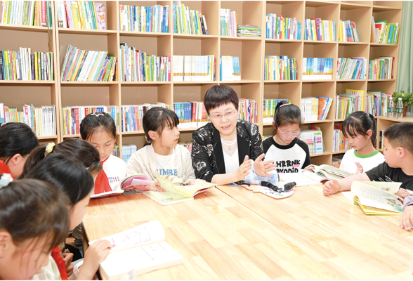 儿童文学作家汤素兰、油画家段江华走进高坪潭花小学