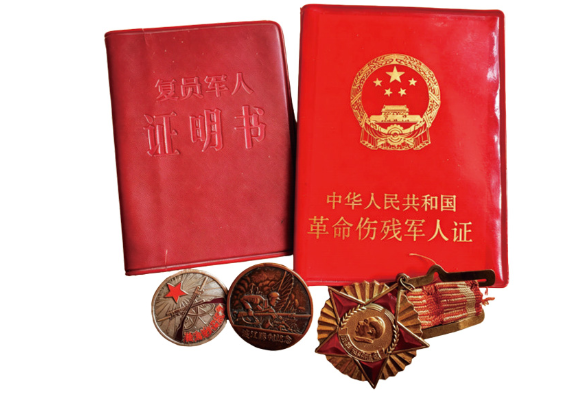 三枚纪念章诉述半世纪英雄无言