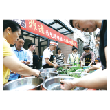 非遗代表性传承人进社区,带着居民一起做官渡嗍螺