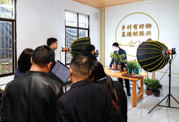 “家门口”建起一站式服务客厅
