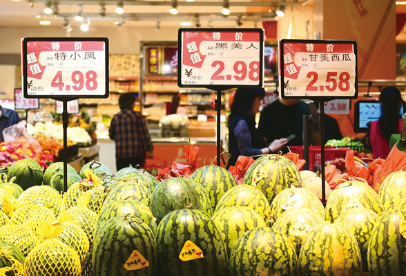 夏令水果抢鲜登场，小龙虾集中上市