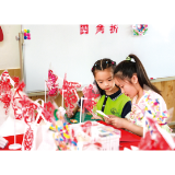 城乡孩子结对学剪纸