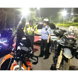 浏阳夜查“飙车炸街”警方暂扣多辆非法改装摩托车