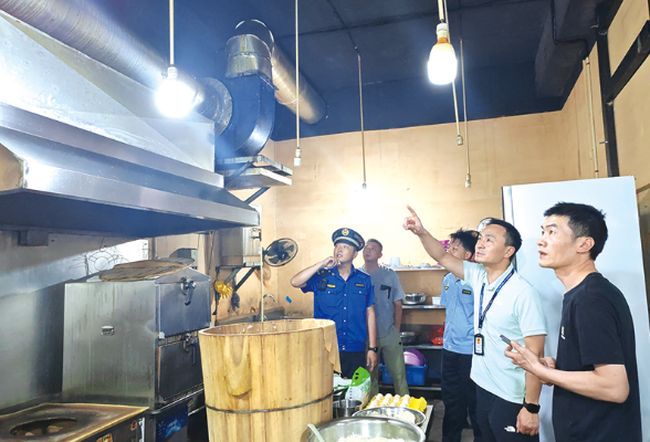 淮川街道联合部门突击检查燃气及食品安全