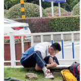 喧嚣街头，14岁少年埋头演算专注的样子打动无数人