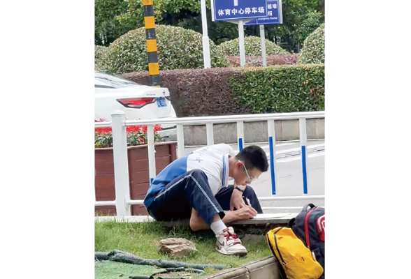喧嚣街头，14岁少年埋头演算专注的样子打动无数人