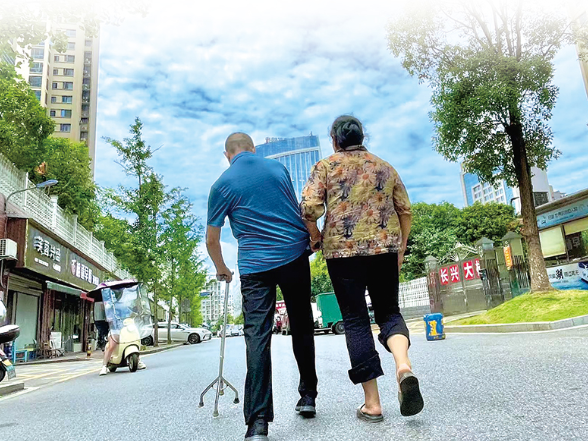 妻子照顾中风丈夫十余年，情意千“金”而朴实无“华”