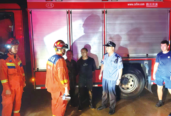 深山密林 夜雨突降 他们劈出一条“生命通道”