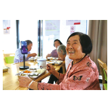 妈妈在村里长辈食堂吃饭,远在新疆的女儿云端“陪餐”