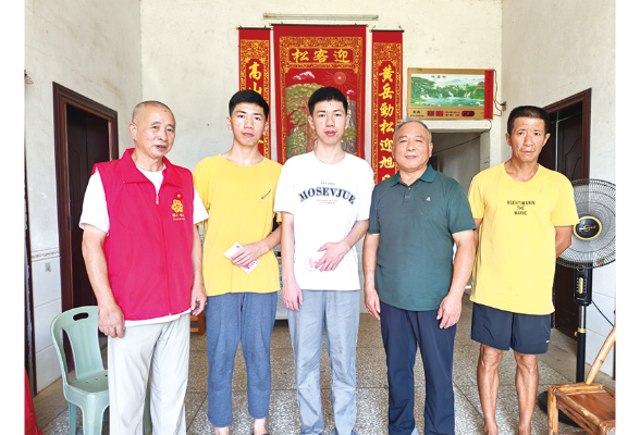爱心涌动浏阳河丨开学季将至，“德哥”又带着助学金出发了