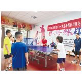 球馆挥拍,泳池翻花 免费培训掀起暑期运动热