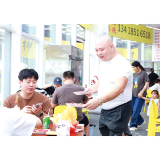 小店人生丨跨界端出“鲜切牛肉火锅”，小店里升腾打动人心的烟火气