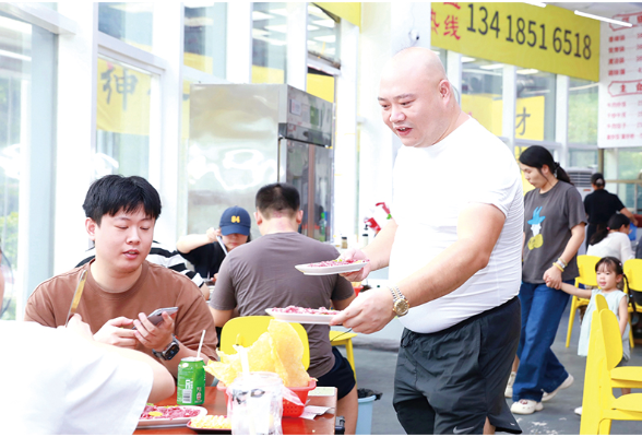 小店人生丨跨界端出“鲜切牛肉火锅”，小店里升腾打动人心的烟火气