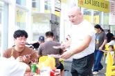 小店人生丨跨界端出“鲜切牛肉火锅”，小店里升腾打动人心的烟火气